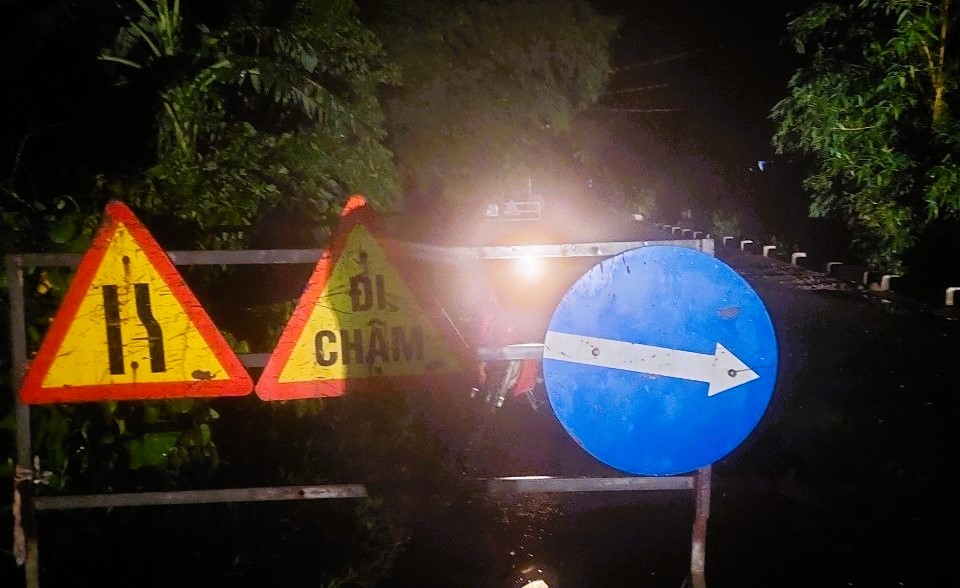 “Hố tử thần” trên đường tỉnh lộ ở Quảng Trị đã được khắc phục ngay trong đêm - Ảnh 2.
