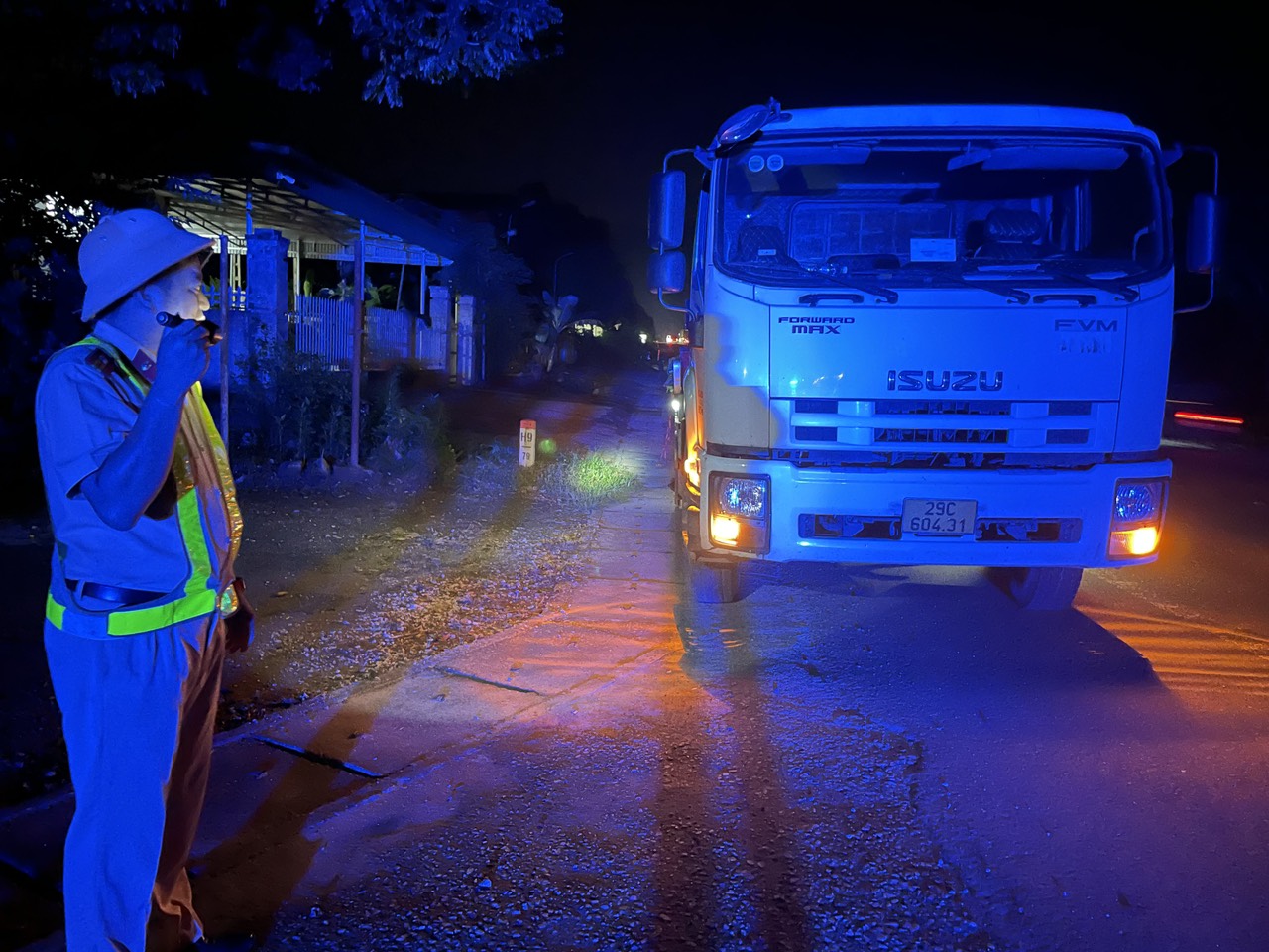 CSGT Lạng Sơn kịp thời tạm giữ đối tượng đổ chất thải nguy hại gần biên giới - Ảnh 1.