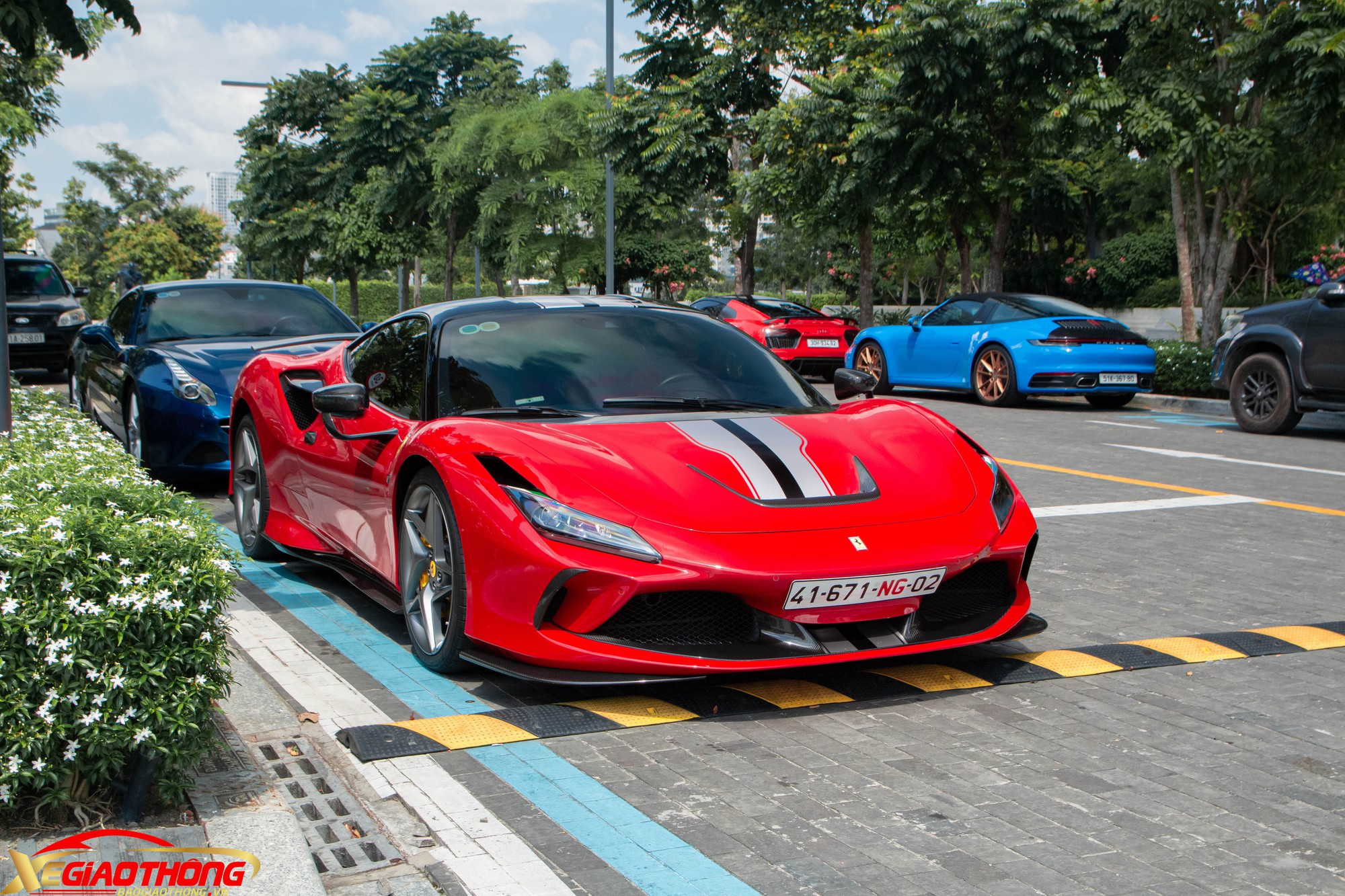 Cận cảnh siêu xe Ferrari F8 Tributo độ tiền tỷ tại Việt Nam - Ảnh 1.