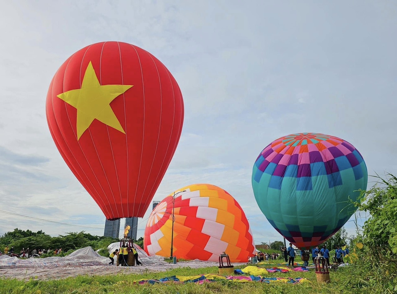 Tới bờ sông Sài Gòn xem khinh khí cầu đầy màu sắc bay trên bầu trời - Ảnh 1.