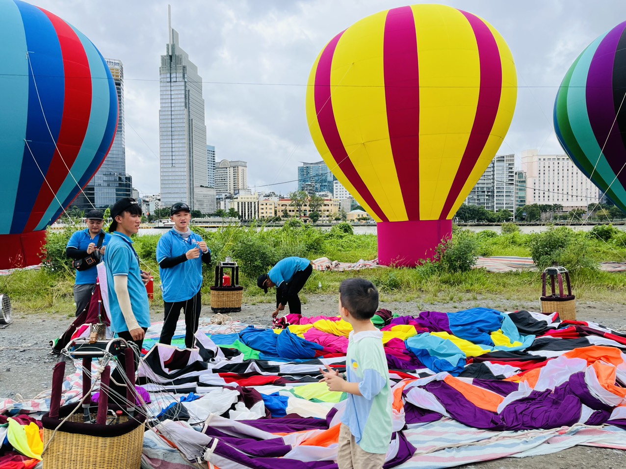 Tới bờ sông Sài Gòn xem khinh khí cầu đầy màu sắc bay trên bầu trời - Ảnh 2.