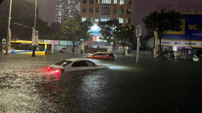 Ngập lụt trong đô thị, phương tiện di chuyển sao cho an toàn? - Ảnh 1.