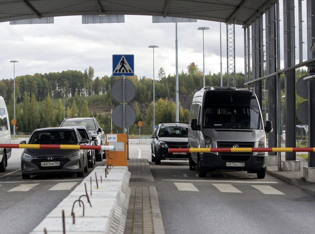 Na Uy cấm xe chở khách của Nga  - Ảnh 1.