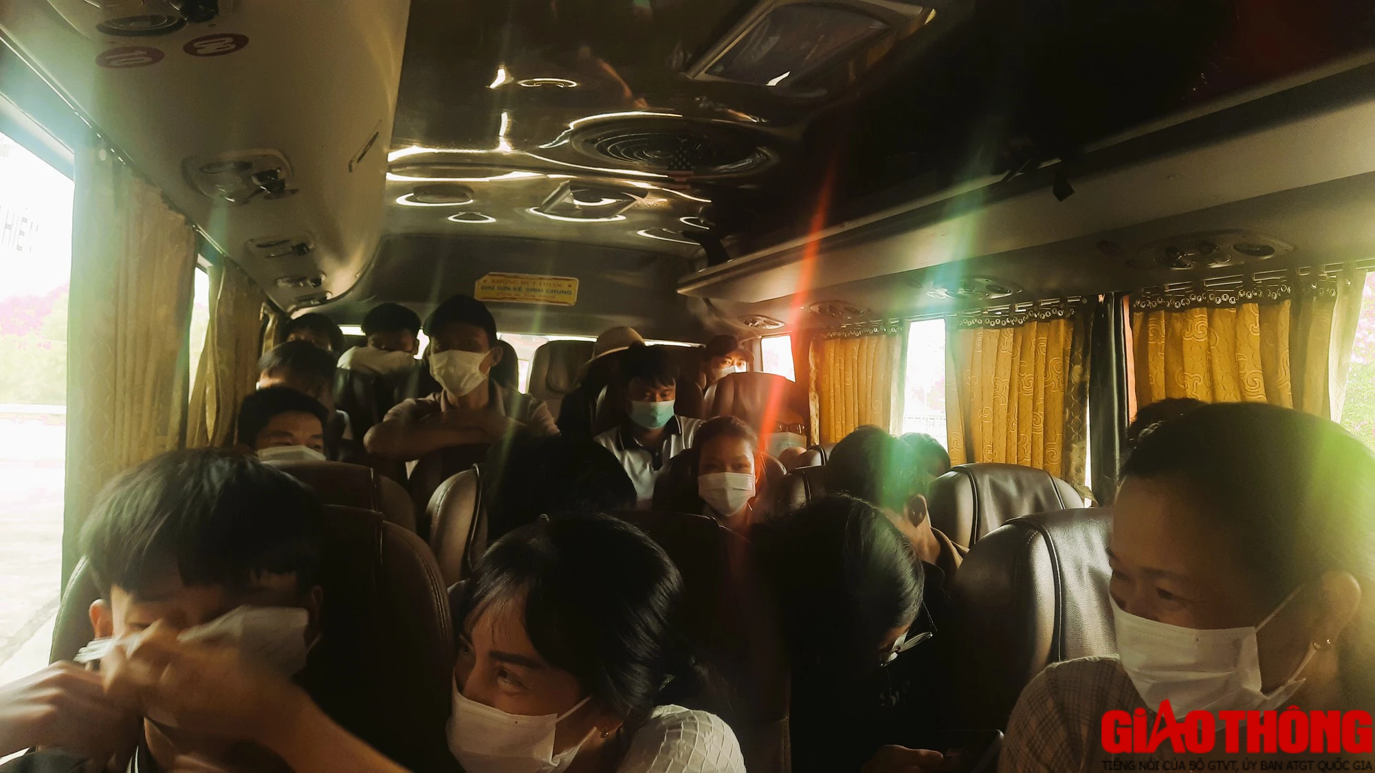Phát hiện xe khách chở quá số người quy định trên QL1 qua Quảng Trị - Ảnh 1.