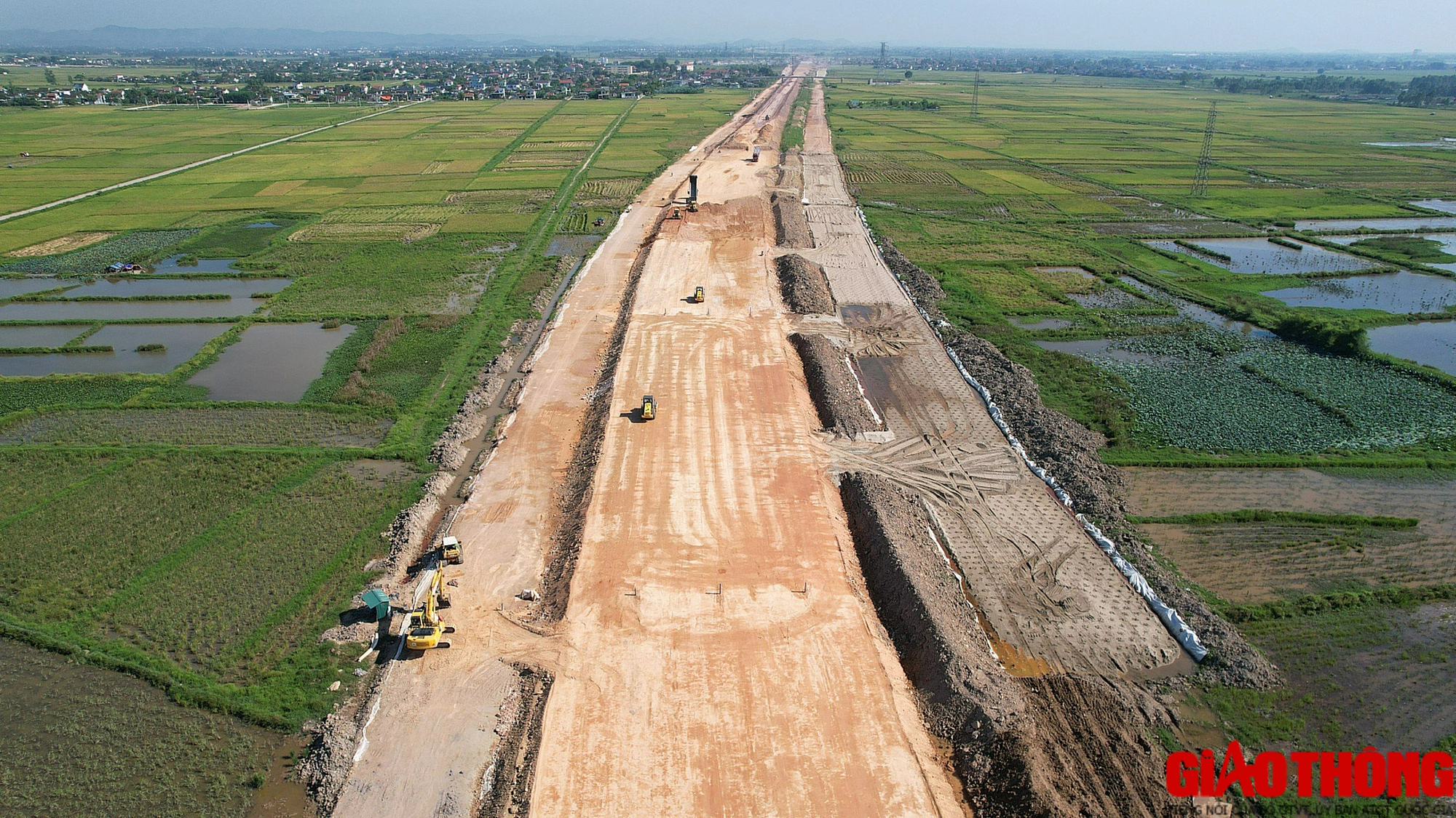 Gác lễ, đua tiến độ trên công trường cao tốc Diễn Châu – Bãi Vọt - Ảnh 9.
