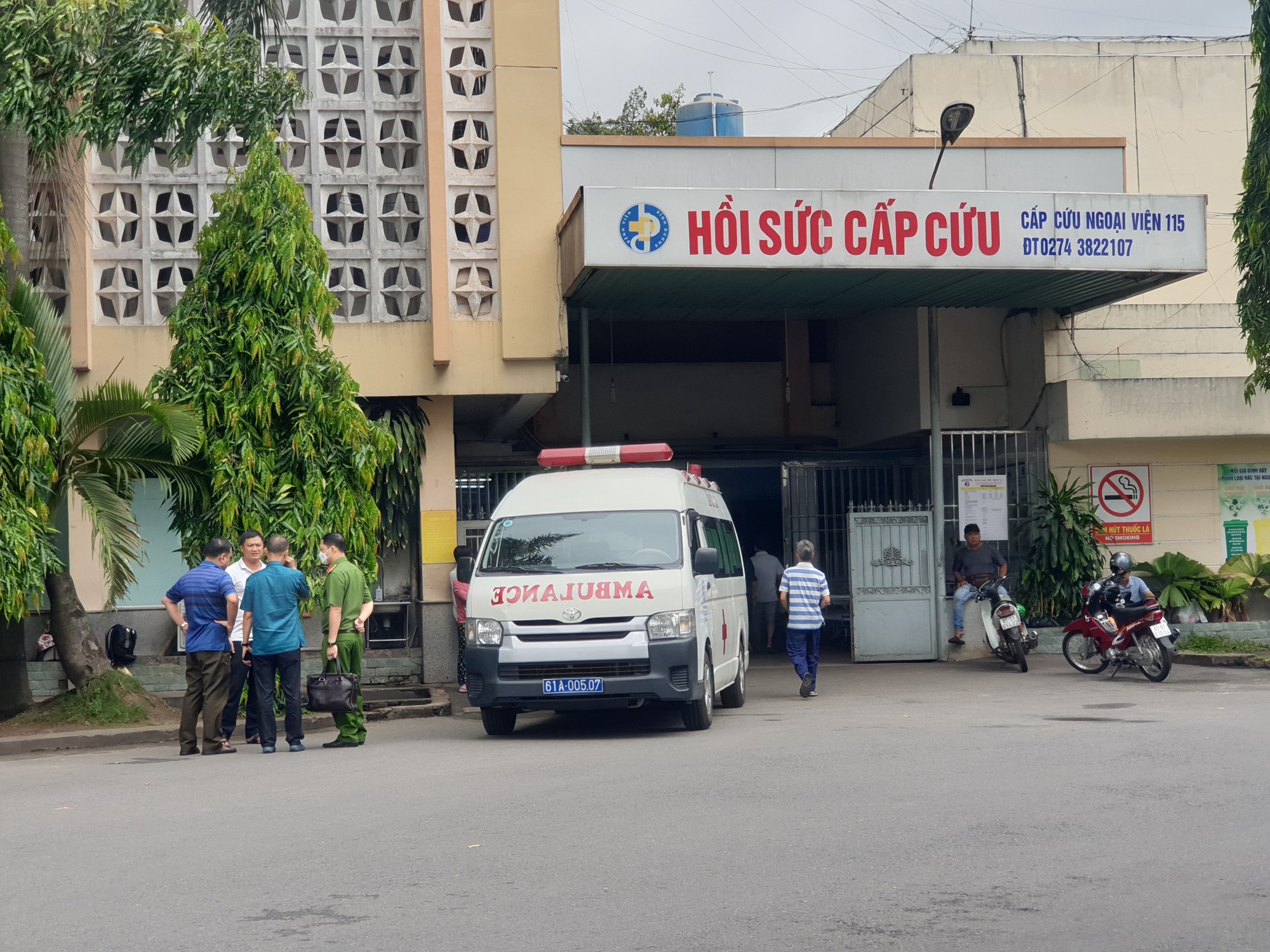 Bình Dương thông tin về vụ nam thanh niên tự thiêu trước trụ sở công an  - Ảnh 2.
