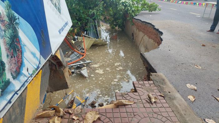Nhiều tuyến đường ở Quy Nhơn ngập trong nước, người dân bì bỏm dắt xe chết máy - Ảnh 6.
