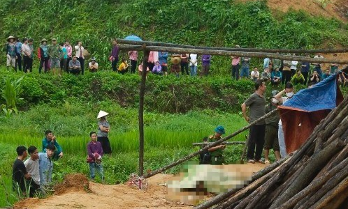 Hoà Bình: Điều tra vụ hai vợ chồng tử vong trên đường đồi - Ảnh 1.