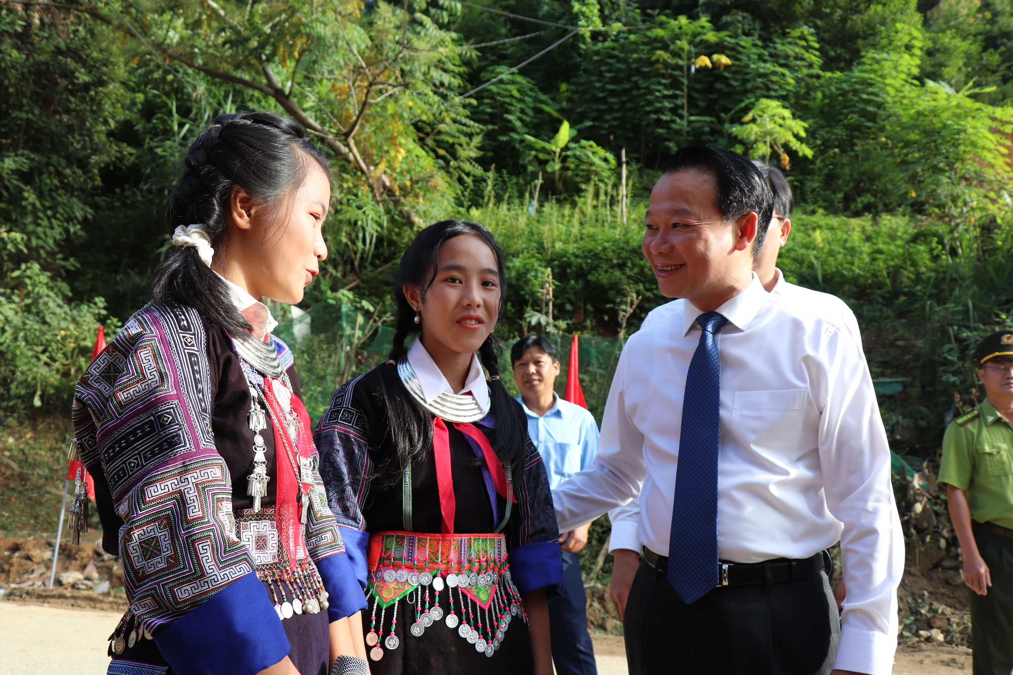 Các trường học tại vùng lũ, huyện Mù Cang Chải khai giảng năm học mới - Ảnh 9.