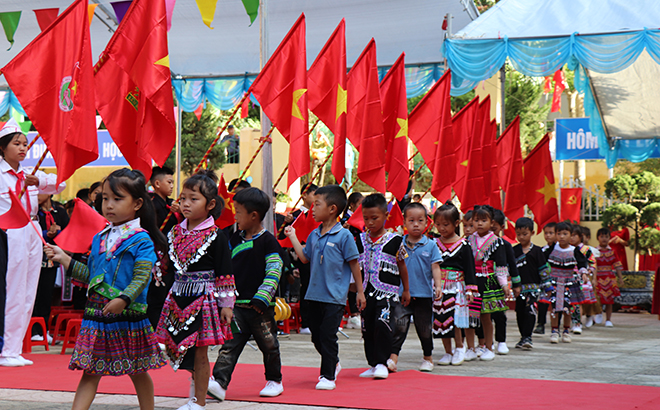 Các trường học tại vùng lũ, huyện Mù Cang Chải khai giảng năm học mới - Ảnh 1.