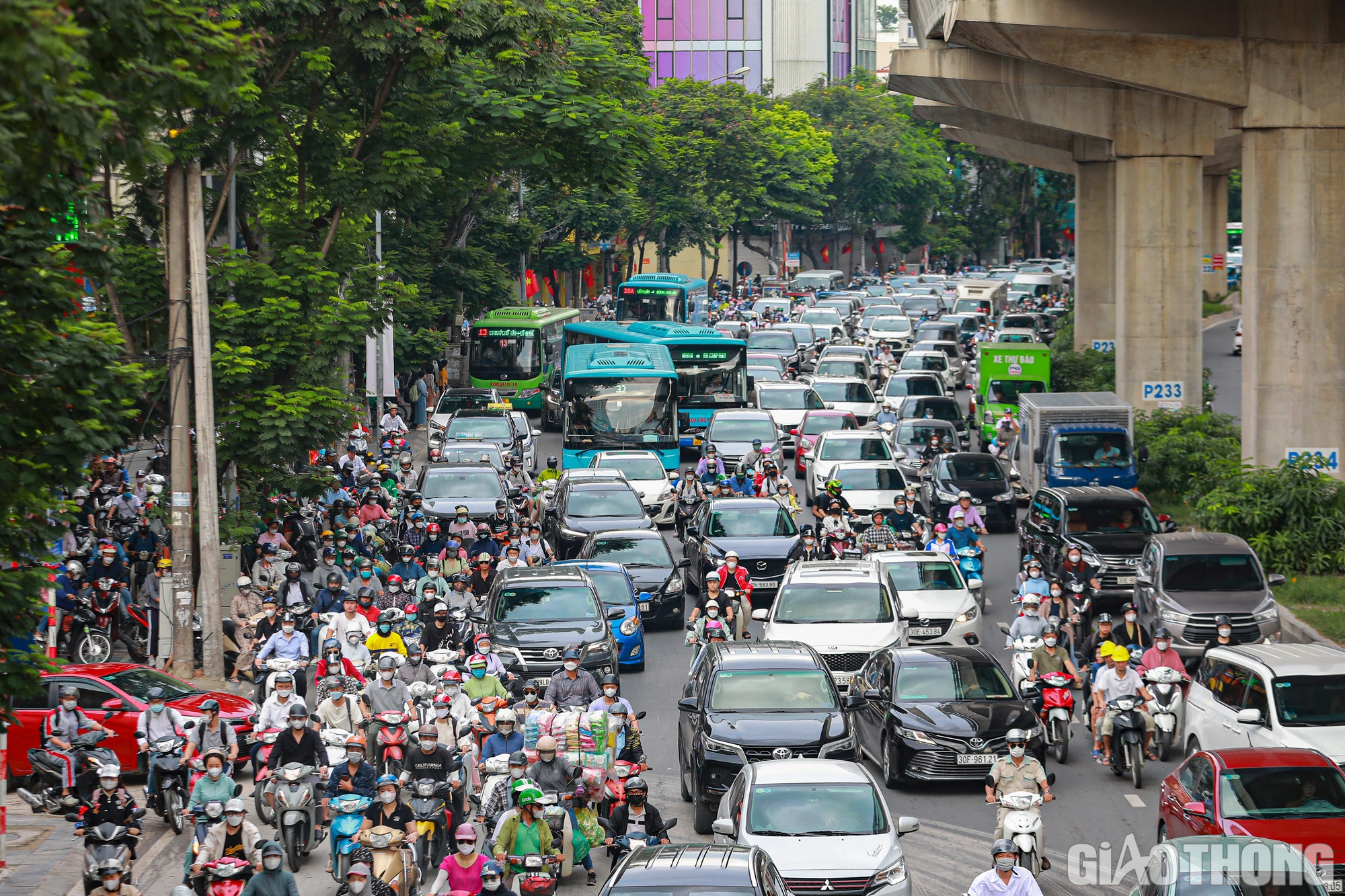 Đường phố chật như nêm ngày đầu người dân đi làm sau nghỉ lễ 2/9 - Ảnh 7.