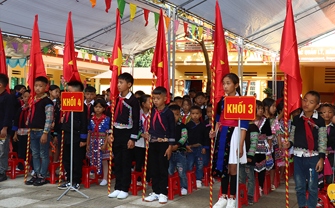 Các trường học tại vùng lũ, huyện Mù Cang Chải khai giảng năm học mới - Ảnh 4.