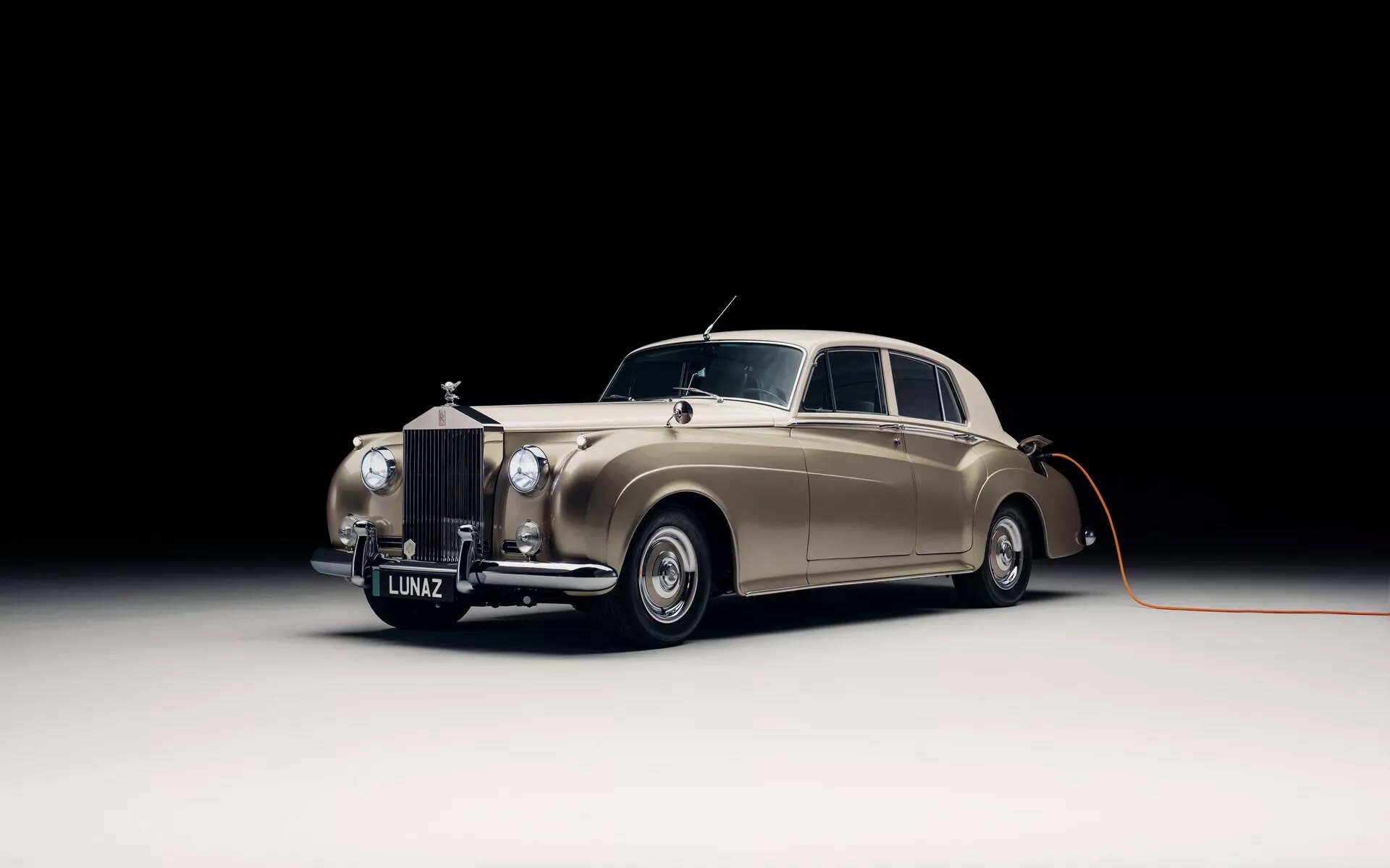 Biến xế cổ Rolls-Royce 63 năm tuổi thành xe điện độc đáo  - Ảnh 3.