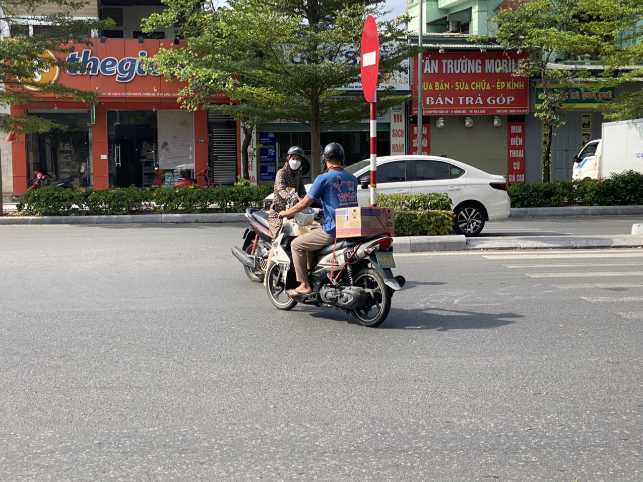 Giật mình gặp những chiếc xe máy &quot;lạc dòng&quot; trên Quốc lộ 18 ở Quảng Ninh - Ảnh 2.