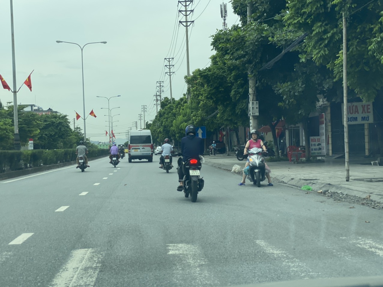 Giật mình gặp những chiếc xe máy &quot;lạc dòng&quot; trên Quốc lộ 18 ở Quảng Ninh - Ảnh 5.