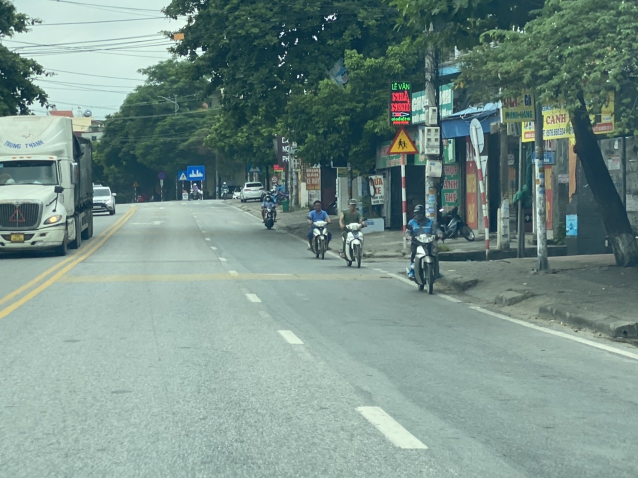 Giật mình gặp những chiếc xe máy &quot;lạc dòng&quot; trên Quốc lộ 18 ở Quảng Ninh - Ảnh 1.
