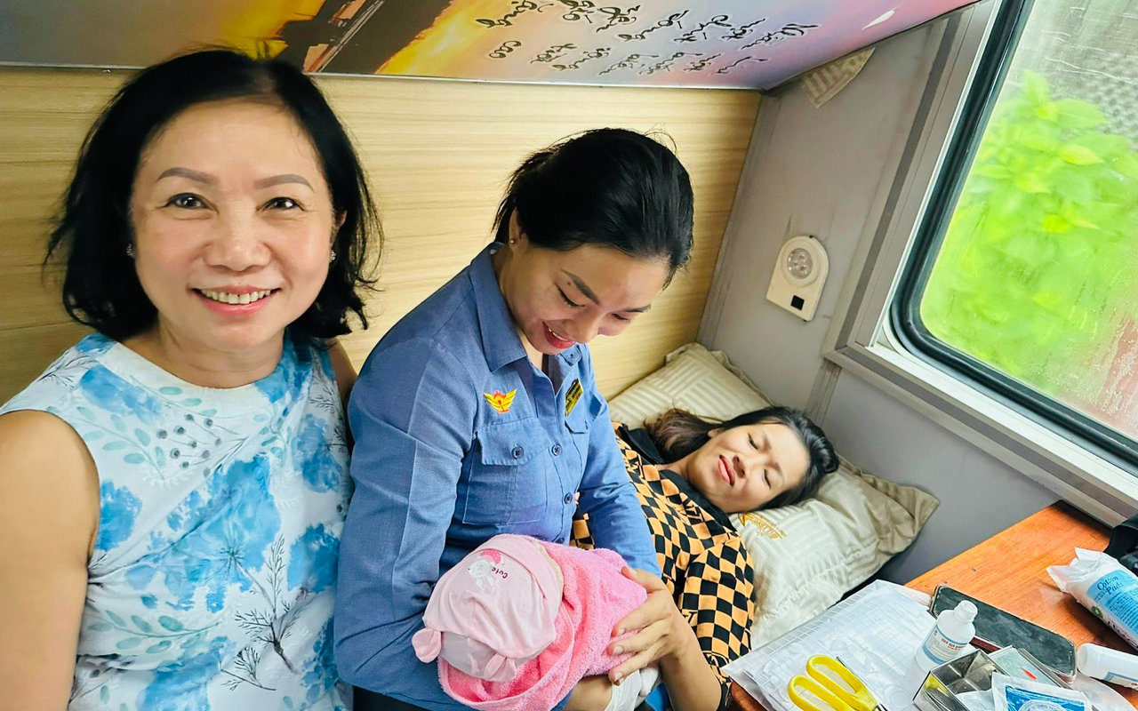 Khoảnh khắc vỡ òa trên tàu SE4: Em bé chào đời giữa hành trình Bắc - Nam- Ảnh 2. Nữ hành khách bất ngờ sinh con trên tàu