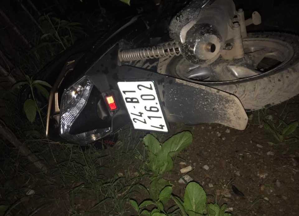 Lào Cai: Xe máy kẹp 3 lao vào rãnh bê tông trên QL70, ba người gặp nạn - Ảnh 1.