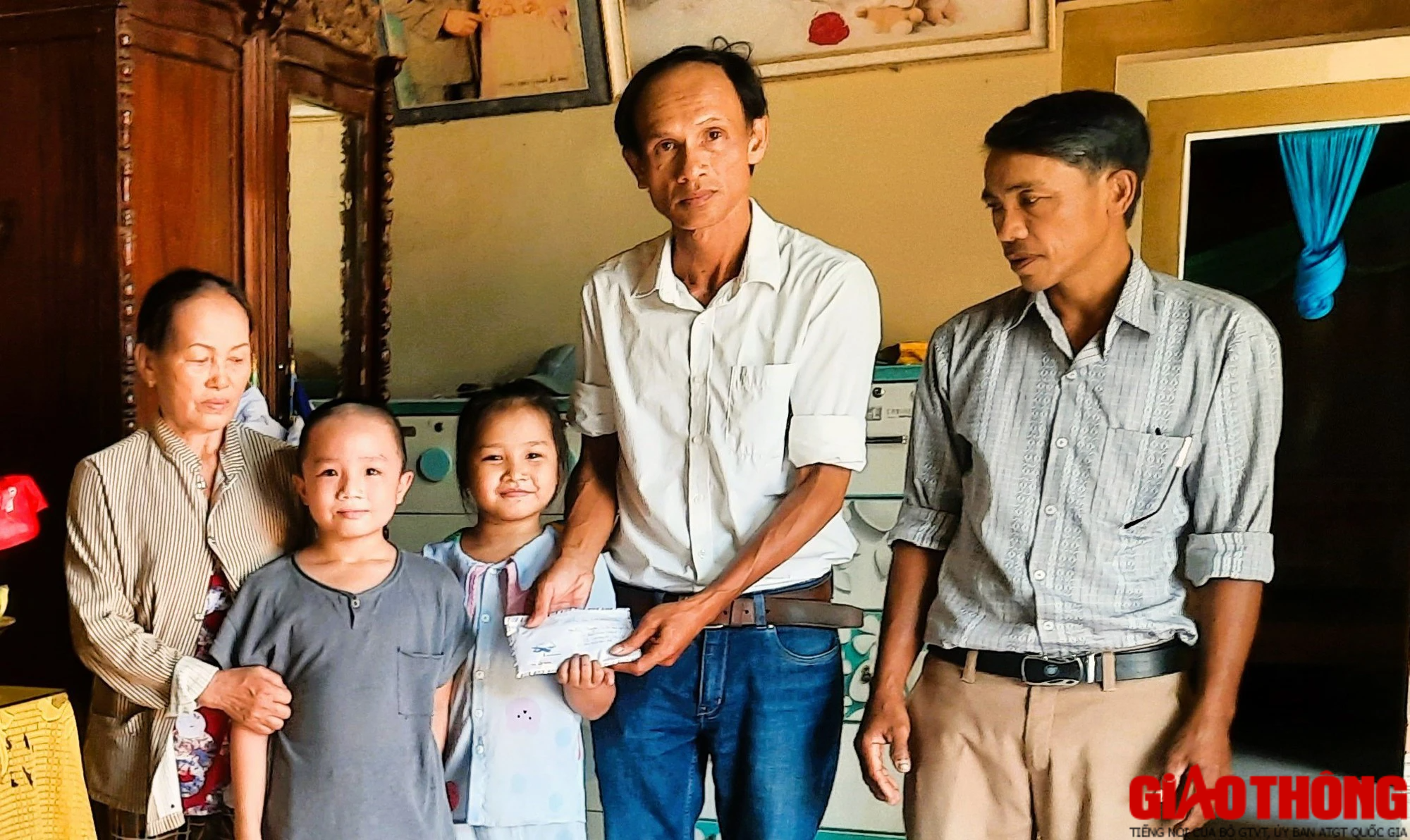Báo Giao thông trao tiền hỗ trợ của bạn đọc sẻ chia với 2 cháu nhỏ mồ côi ở Quảng Trị - Ảnh 1.