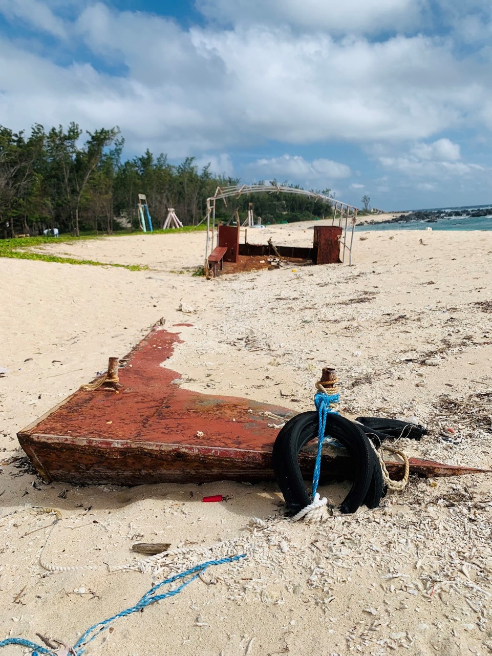 Cảng vụ Hàng hải Bình Thuận thông báo tìm chủ sở hữu các tài sản chìm đắm trôi nổi tại bờ biển Phú Quý (lần 2) - Ảnh 2.