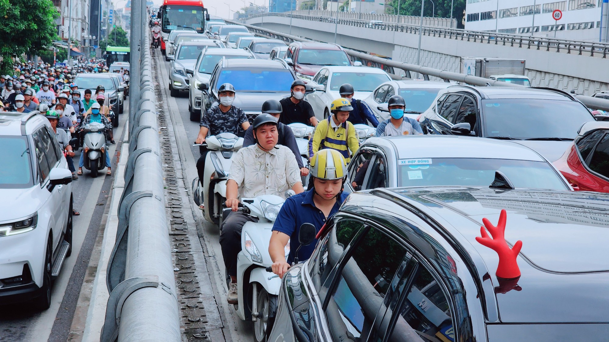 CSGT Hà Nội đón lõng tóm gọn nhiều xe máy đi vào đường Vành đai 2 trên cao - Ảnh 1.