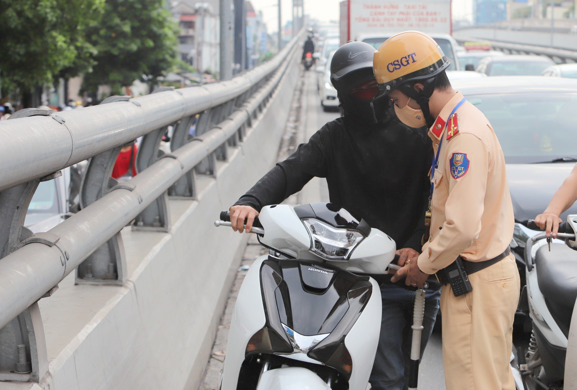 CSGT Hà Nội đón lõng tóm gọn nhiều xe máy đi vào đường Vành đai 2 trên cao - Ảnh 8.