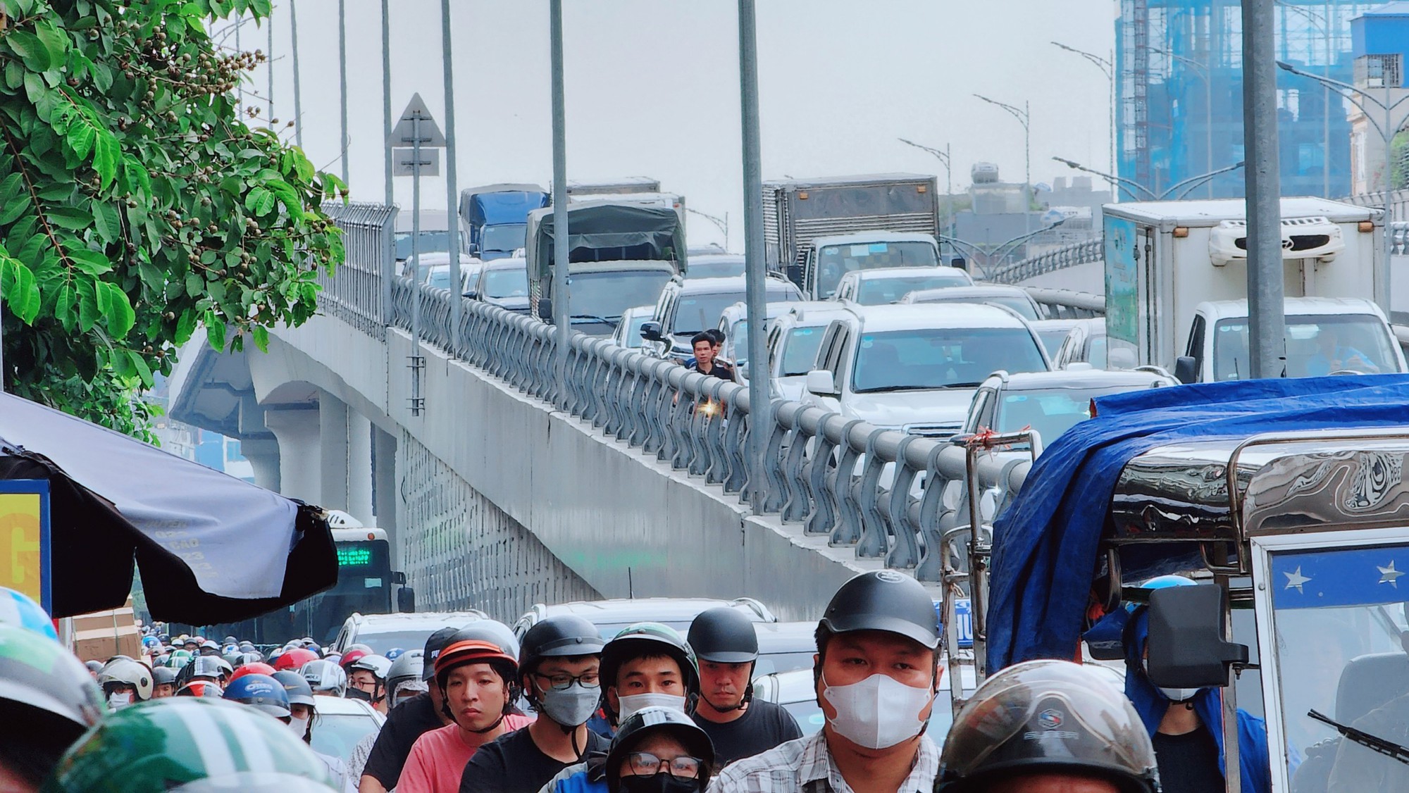 CSGT Hà Nội đón lõng tóm gọn nhiều xe máy đi vào đường Vành đai 2 trên cao - Ảnh 11.