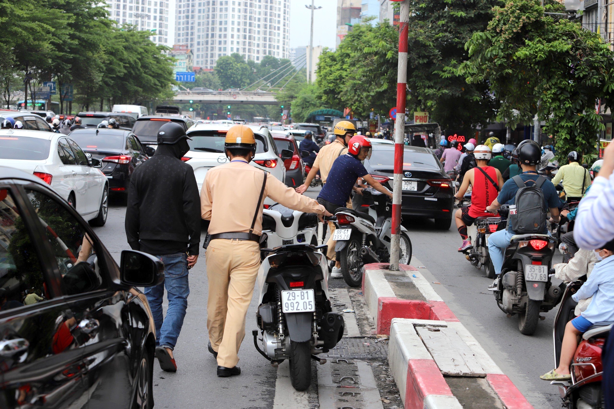 CSGT Hà Nội đón lõng tóm gọn nhiều xe máy đi vào đường Vành đai 2 trên cao - Ảnh 12.
