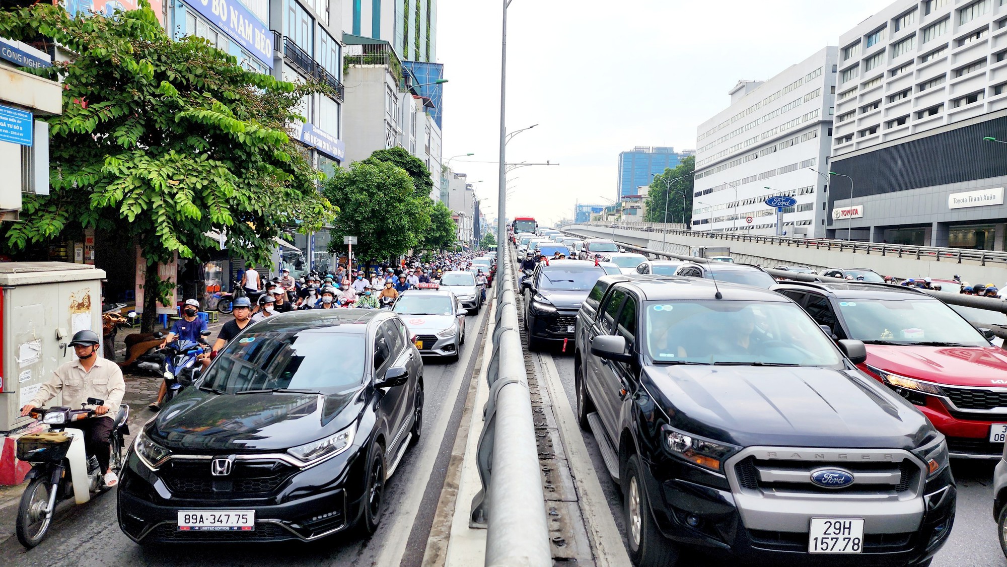 CSGT Hà Nội đón lõng tóm gọn nhiều xe máy đi vào đường Vành đai 2 trên cao - Ảnh 13.