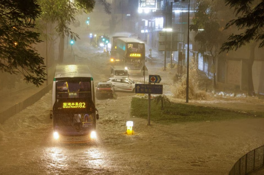 Đường phố， ga tàu điện ngầm tại Hong Kong ngập lụt trong trận mưa lớn nhất trong 140 năm  - Ảnh 3.