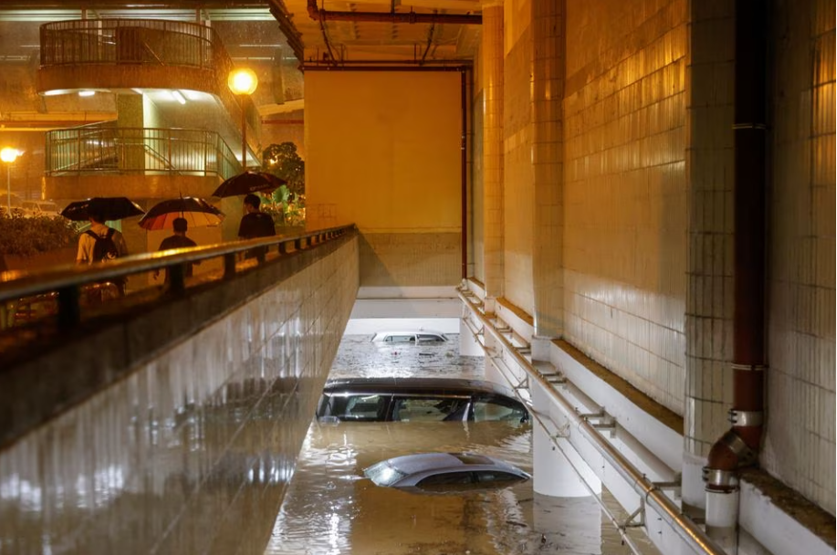 Đường phố， ga tàu điện ngầm tại Hong Kong ngập lụt trong trận mưa lớn nhất trong 140 năm  - Ảnh 4.
