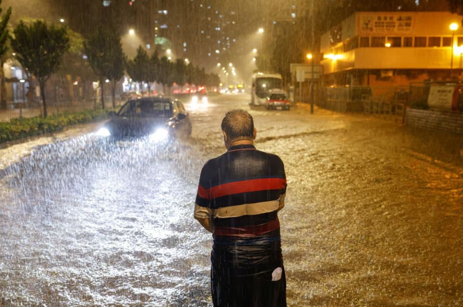 Đường phố， ga tàu điện ngầm tại Hong Kong ngập lụt trong trận mưa lớn nhất trong 140 năm  - Ảnh 5.