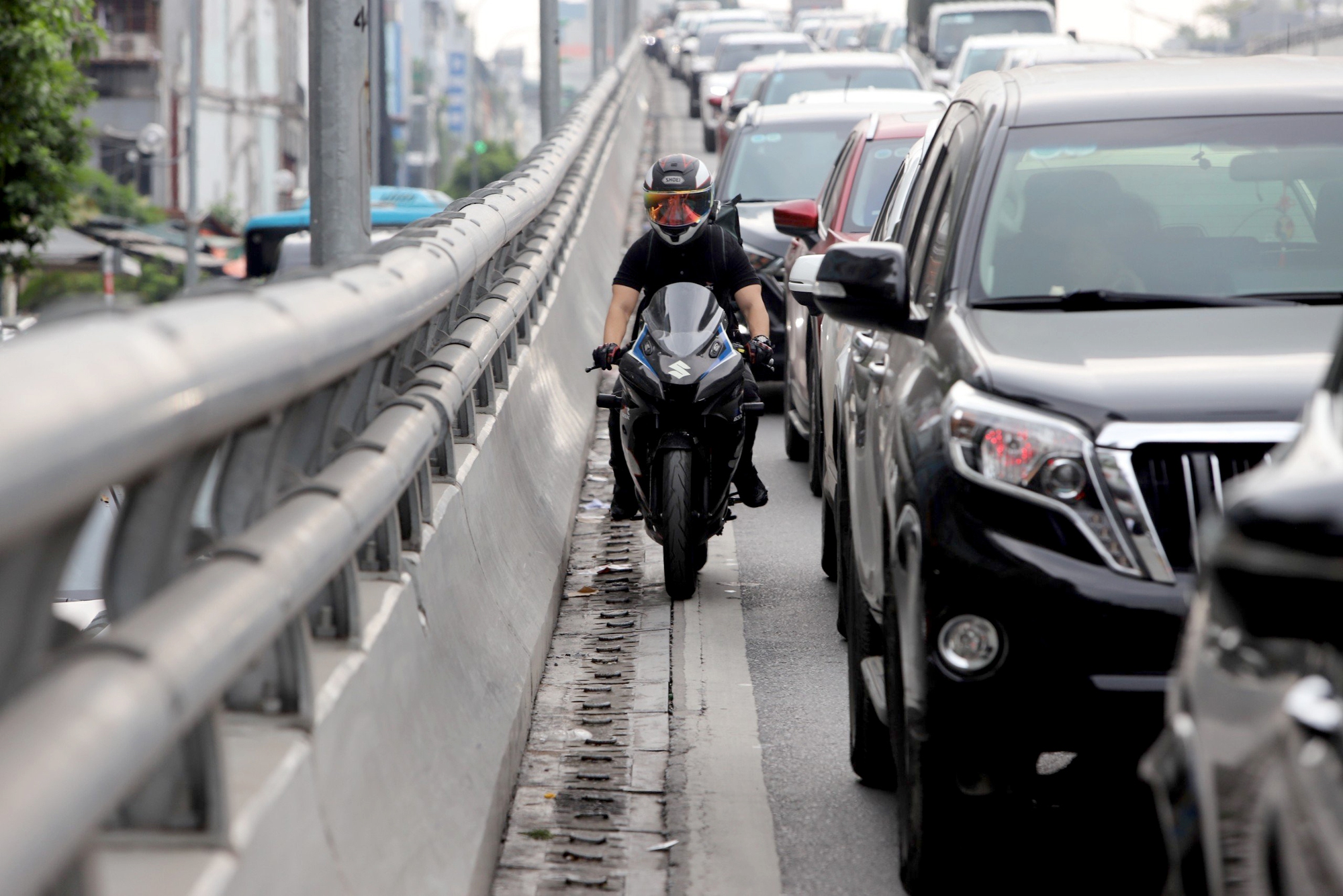 CSGT Hà Nội đón lõng tóm gọn nhiều xe máy đi vào đường Vành đai 2 trên cao - Ảnh 7.