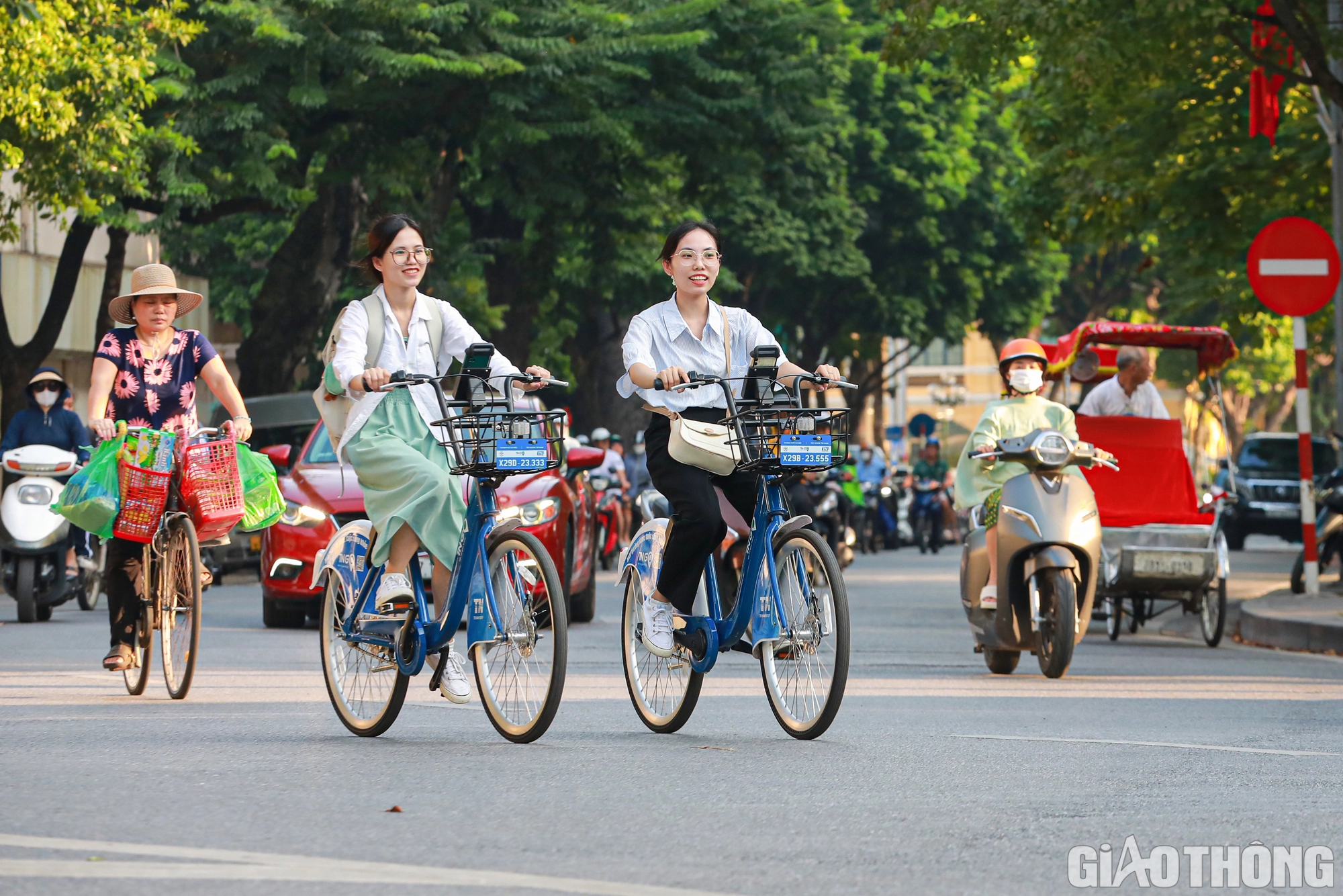 Nửa tháng ra mắt, xe đạp công cộng được người dân Thủ đô ưa chuộng - Ảnh 1.