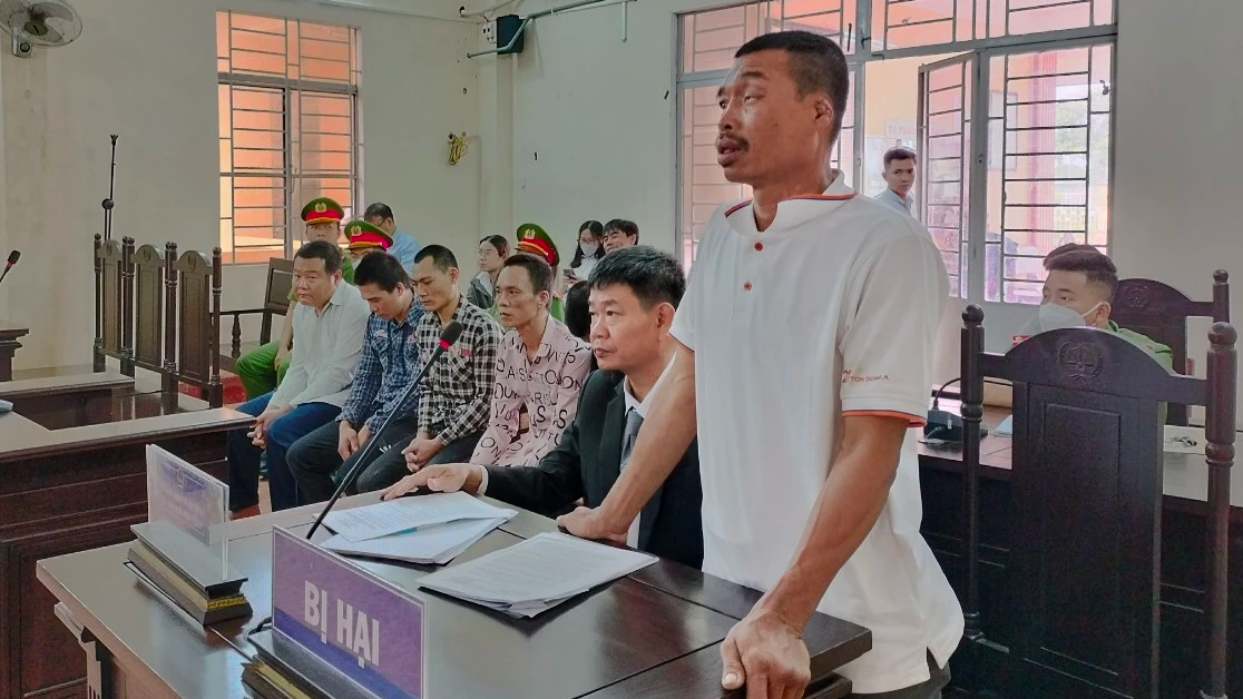 Ngư phủ bị hành hạ dã man trên biển ở Cà Mau: Sẽ kháng cáo bồi thường dân sự - Ảnh 2. Ngư phủ bị hành hạ dã man trên biển ở Cà Mau: Sẽ kháng cáo bồi thường dân sự - Ảnh 2.