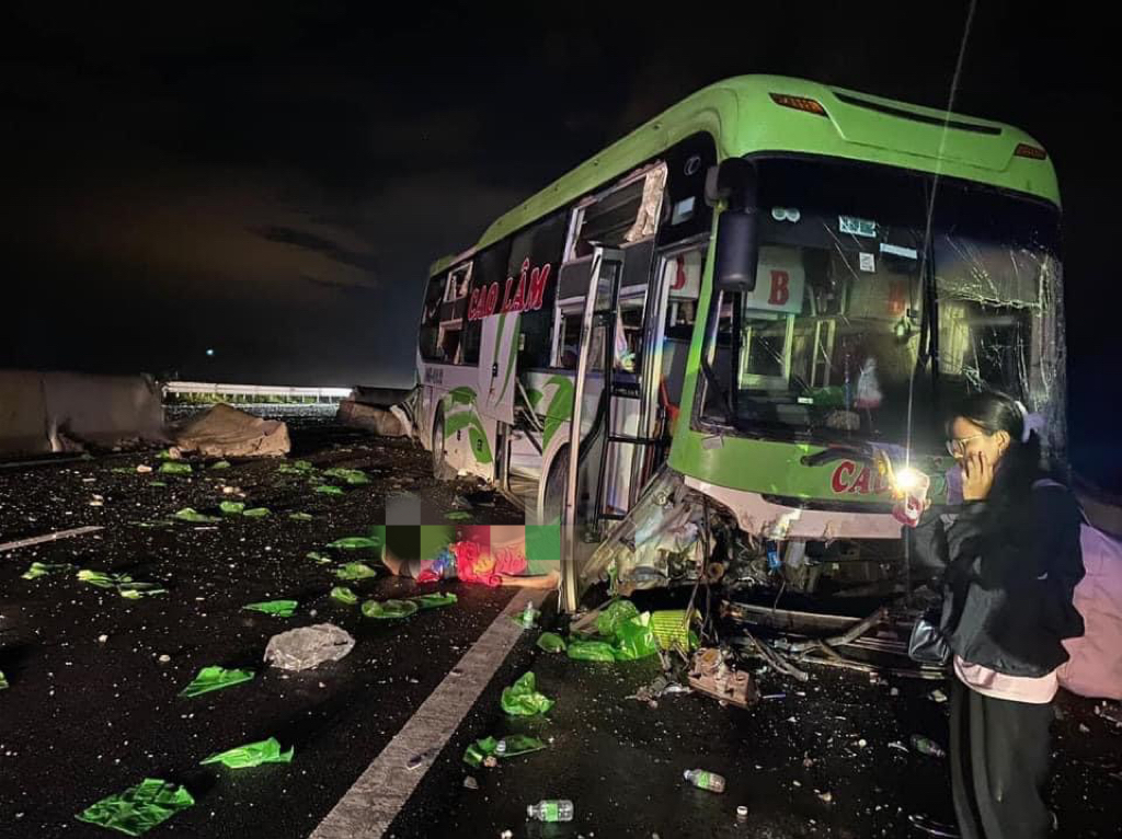 Xe khách tông giải phân cách trên cao tốc Phan Thiết - Dầu Giây, phụ xe văng ra ngoài tử vong - Ảnh 1.