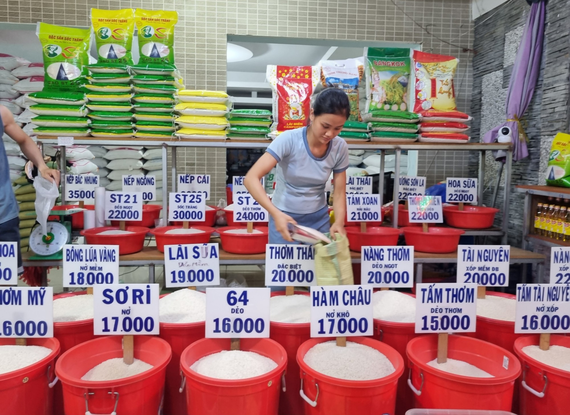 Giá gạo xuất khẩu bất ngờ giảm mạnh, trong nước thế nào? - Ảnh 1.