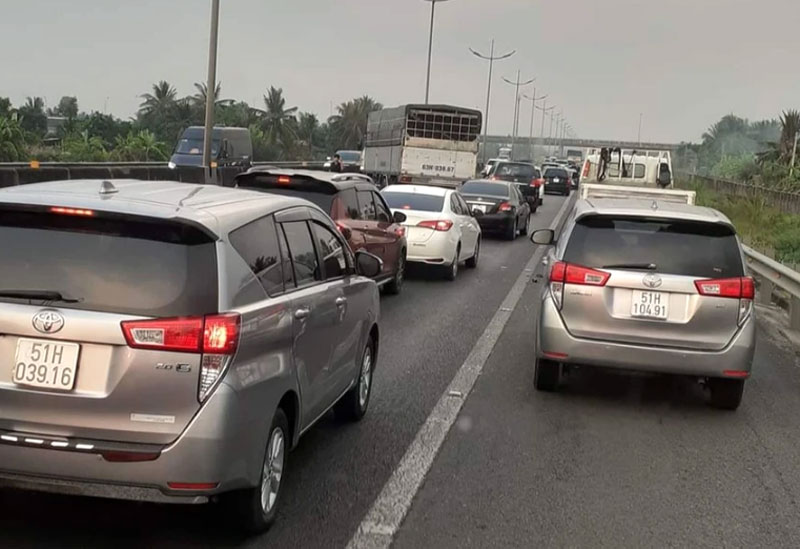 Hiện trường vụ tai nạn khiến giao thông ùn tắc kéo dài trên cao tốc TP.HCM - Trung Lương. Hiện trường vụ tai nạn khiến giao thông ùn tắc kéo dài trên cao tốc TP.HCM - Trung Lương.