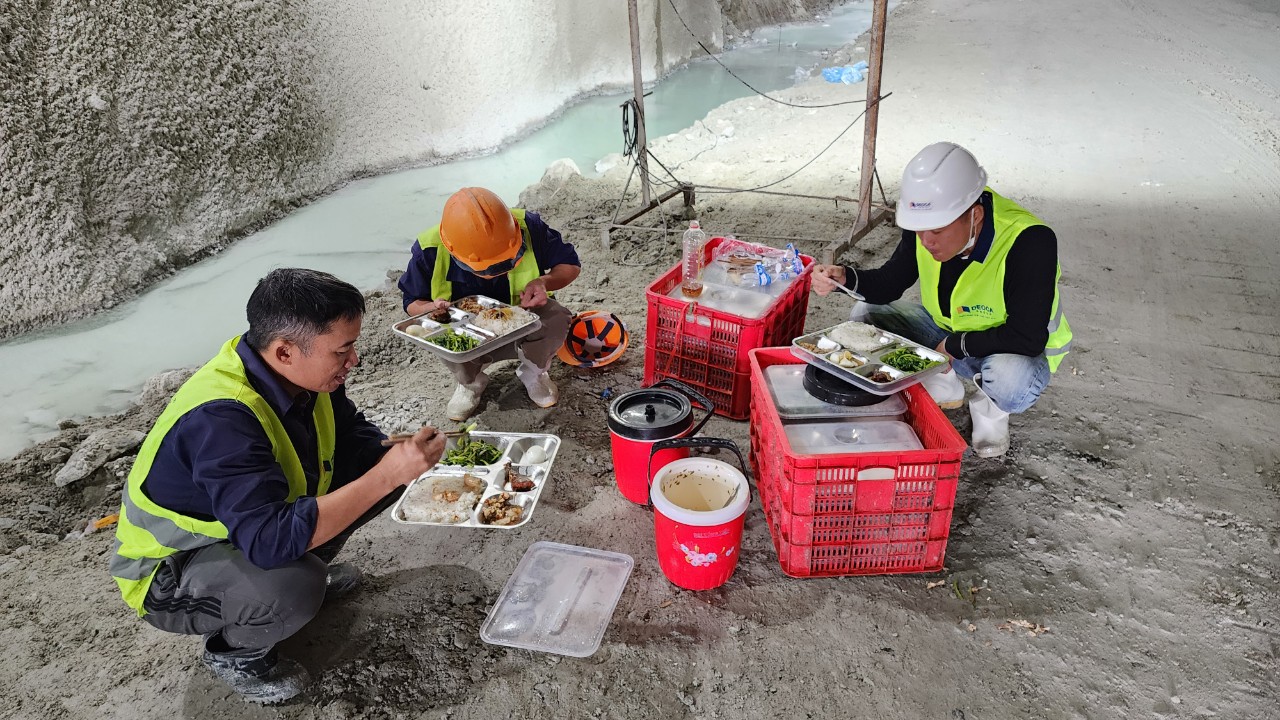 Bữa cơm vội ngày Tết trong hầm xuyên núi trên cao tốc Quảng Ngãi - Hoài Nhơn- Ảnh 1.