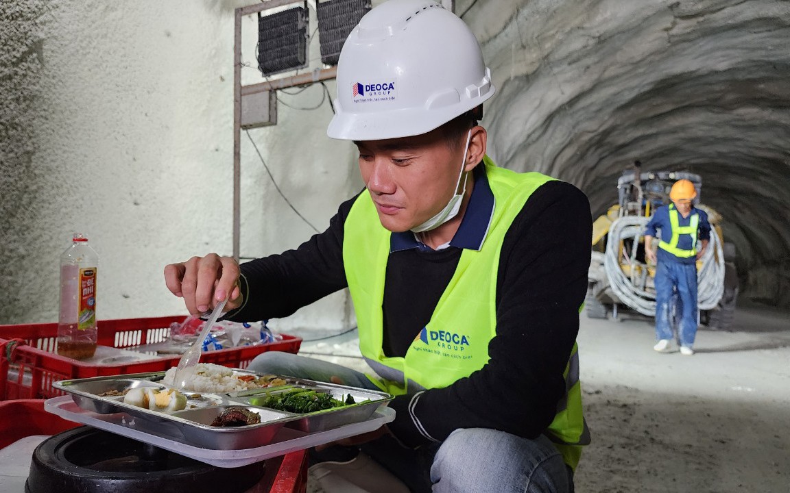 Bữa cơm vội ngày Tết trong hầm xuyên núi trên cao tốc Quảng Ngãi - Hoài Nhơn