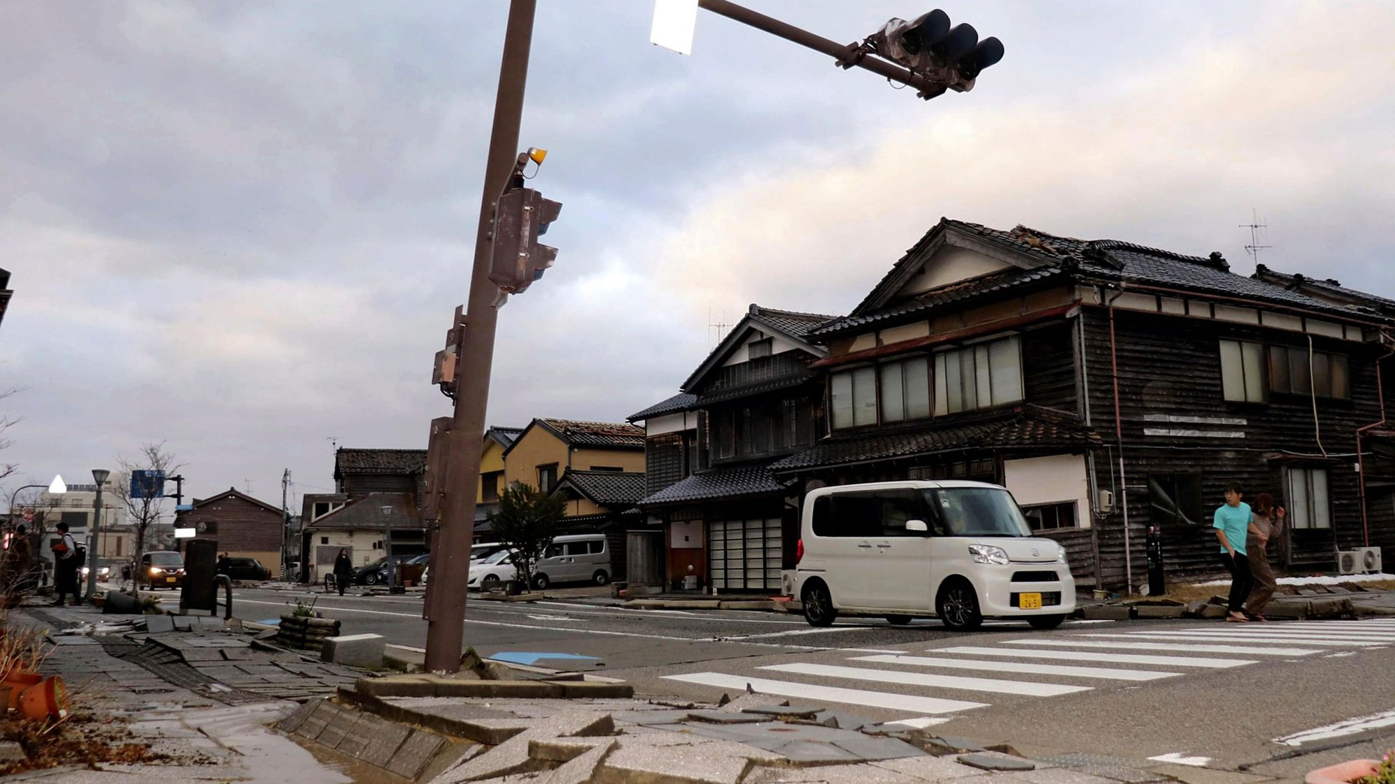 Động đất mạnh 7,6 độ richter tại Nhật Bản: Đã xuất hiện đợt sóng thần đầu tiên - Ảnh 2.