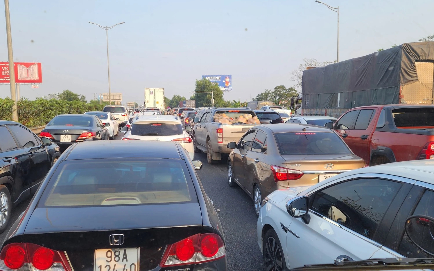 Cao tốc Nội Bài – Lào Cai tắc dài gần 5km do tai nạn, dân ì ạch trở lại Thủ đô