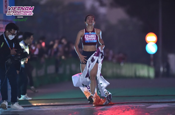 Giải bán marathon Quốc tế Việt Nam 2024 xuất hiện 2 kỷ lục quốc gia- Ảnh 1.