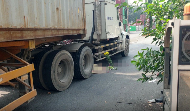 Người phụ nữ tử vong thương tâm dưới bánh xe container.