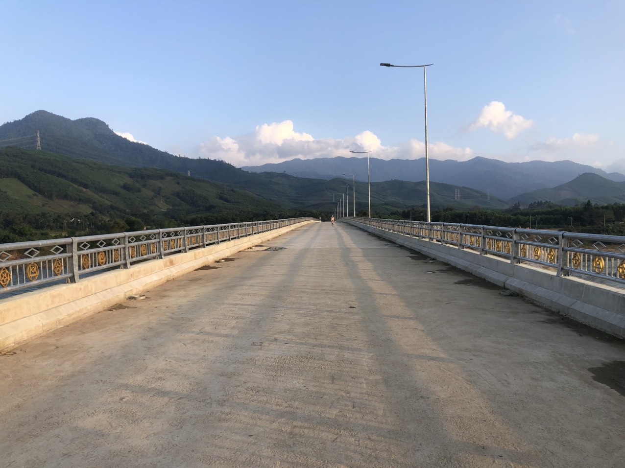 Quảng Ngãi: Cầu 100 tỷ xây xong trước Tết, dân hết cảnh đi đường tạm lầy lội- Ảnh 12.