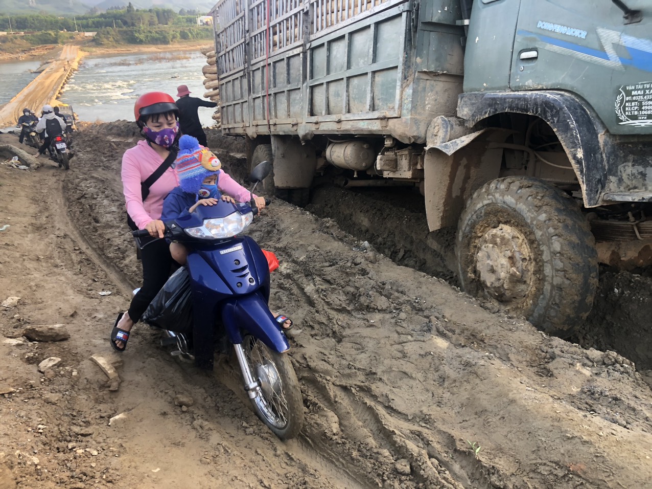 Quảng Ngãi: Cầu 100 tỷ xây xong trước Tết, dân hết cảnh đi đường tạm lầy lội- Ảnh 7.