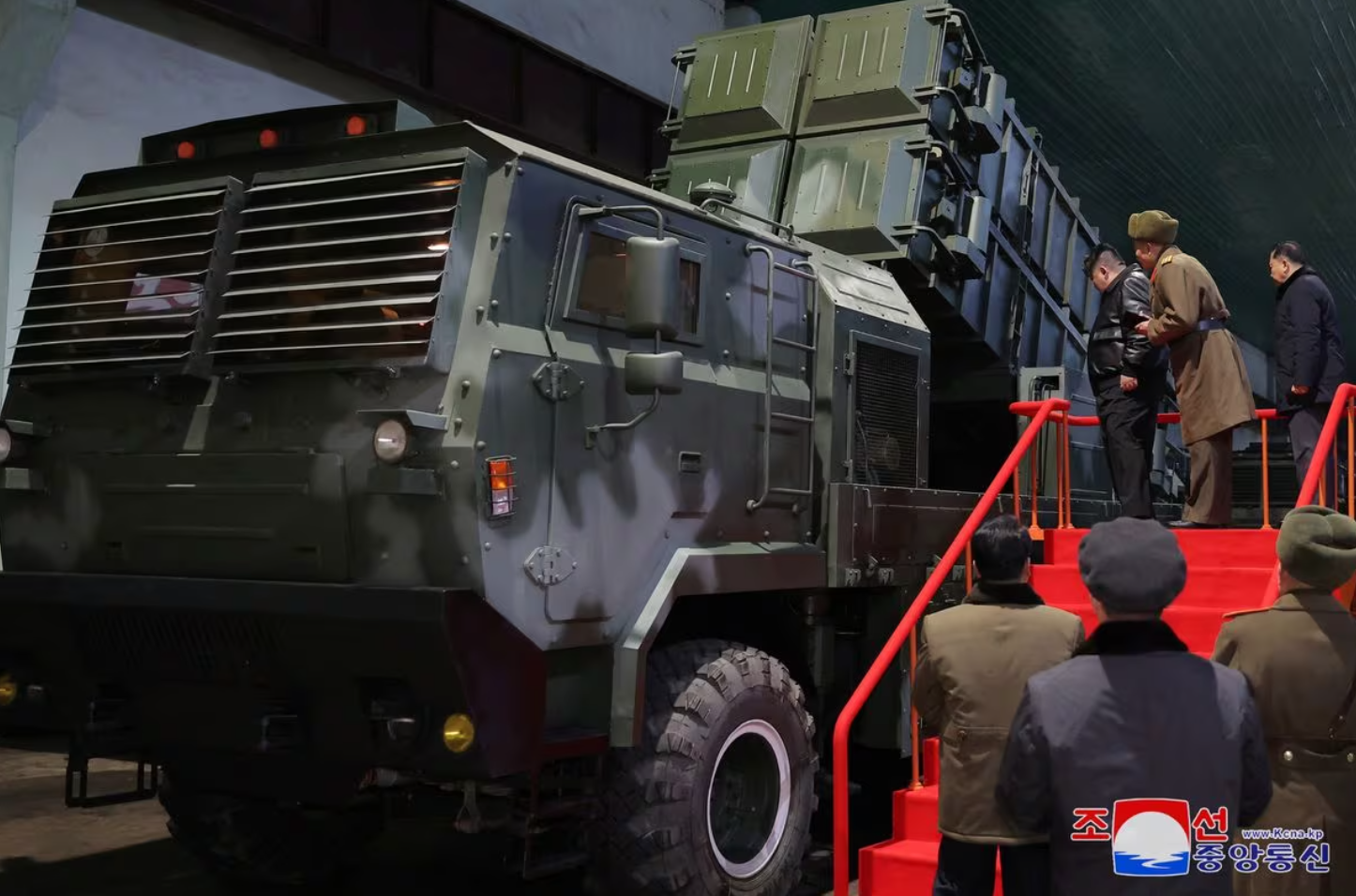 Hé lộ hình ảnh bên trong nhà máy vũ khí của Triều Tiên- Ảnh 2.