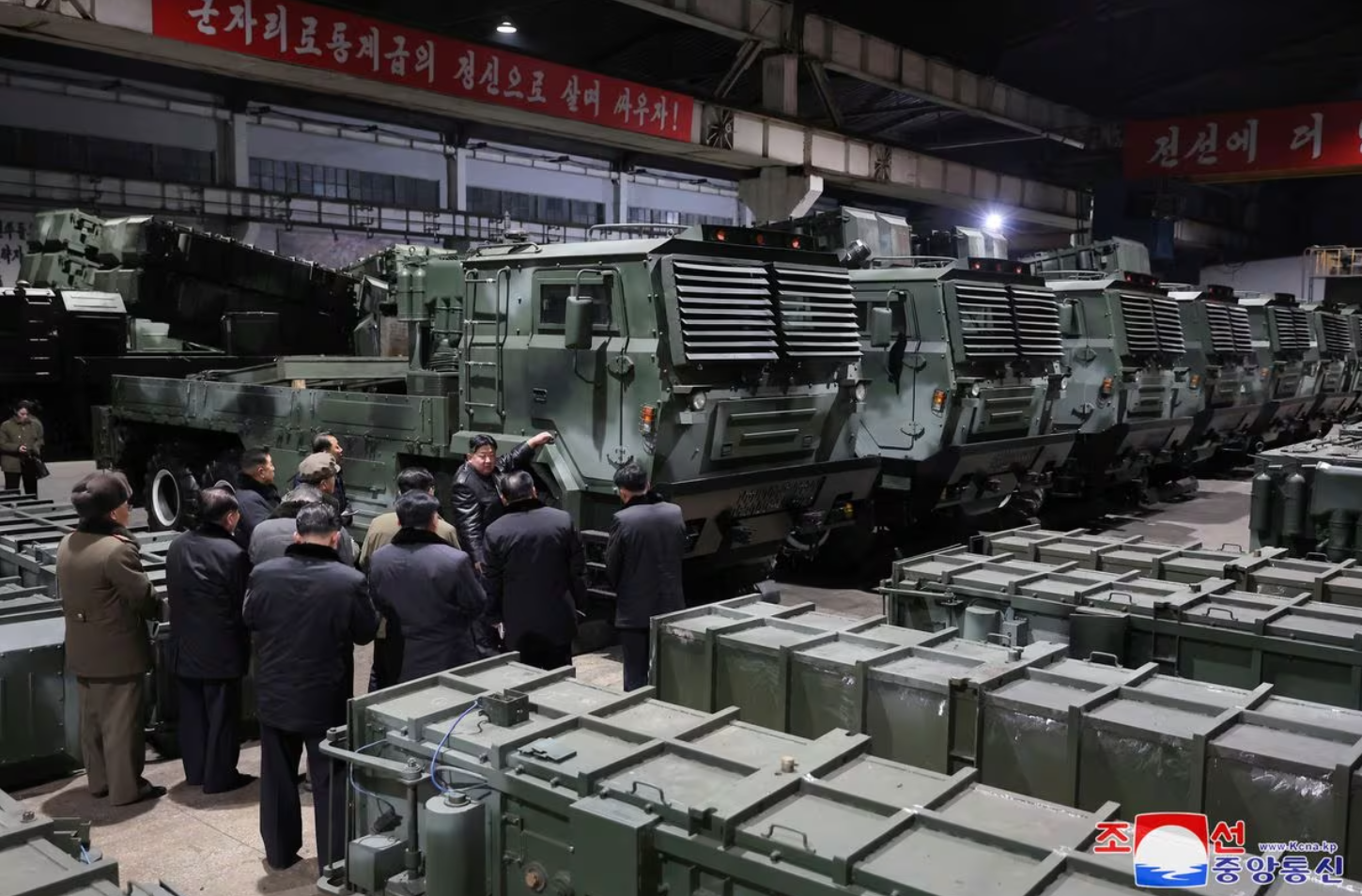 Hé lộ hình ảnh bên trong nhà máy vũ khí của Triều Tiên- Ảnh 4.