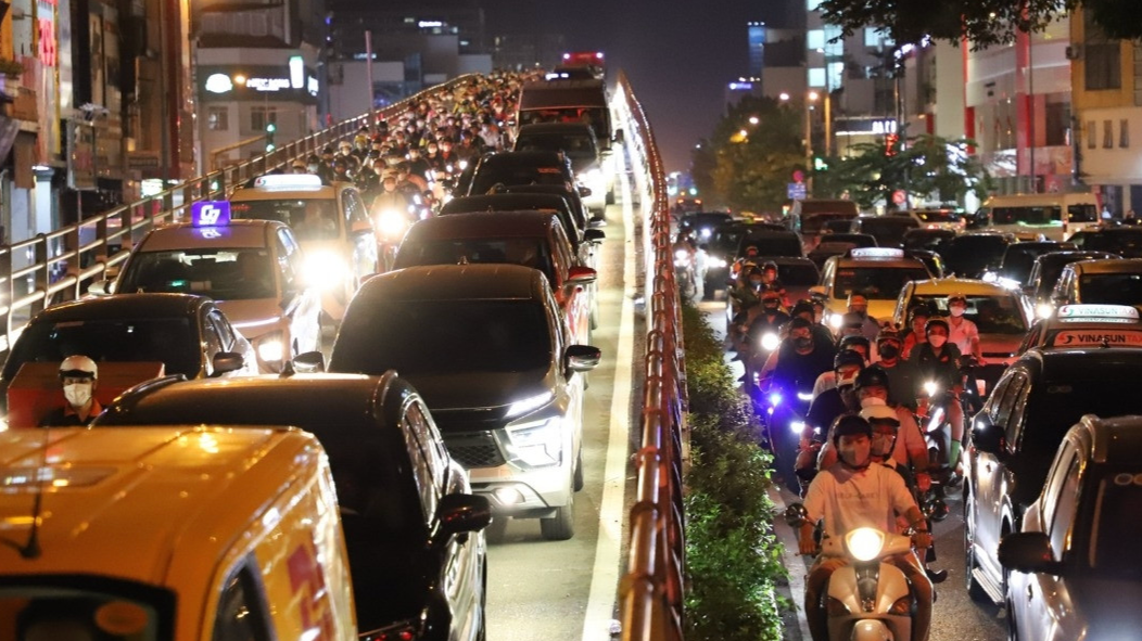 Đề xuất thêm giờ cấm xe tải để giảm ùn tắc khu vực sân bay Tân Sơn Nhất- Ảnh 1.
