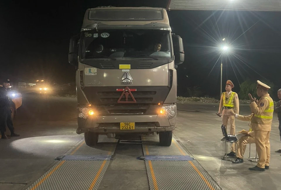 CSGT Lạng Sơn mật phục xử lý xe quá tải sau phản ánh của Báo Giao thông- Ảnh 1.